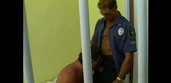  Ripped cop want to fuck this good looking prisoner